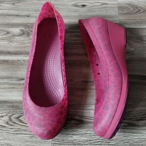 Crocs Carlisa Animal Graphic Miniwedge Pink Women's Size 7
